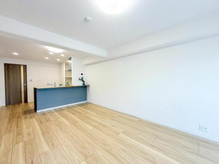 居間 家族の会話や笑顔が行き交うリビングで、子供を走り回らせたい。ダイニングテーブルでゆったり食事を堪能。光と風が溢れる開放的なリビングダイニングには、くつろぎの空間を生み自然と家族みんなが集まってきます。