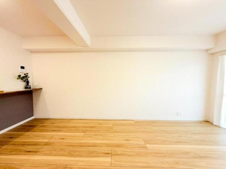 居間 お天気が晴れの日は照明をつけなくても充分明るいリビングです！どこか落ち着きのある広々とした内装です！皆で過ごす空間が、目に浮かんでくる様な優しいリビングダイニングです！くつろいだり楽しい時間を是非！