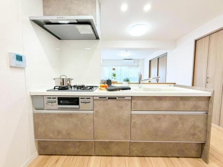 キッチン 【キッチン】広く取られたキッチンスペースはとても便利です。お料理をする人も開放感が心地いいです。