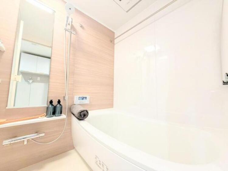 風呂 【浴室】ゆったりと寛げる広々バスで足を伸ばしてリラックス。　最新のユニットバスは設備も充実です。