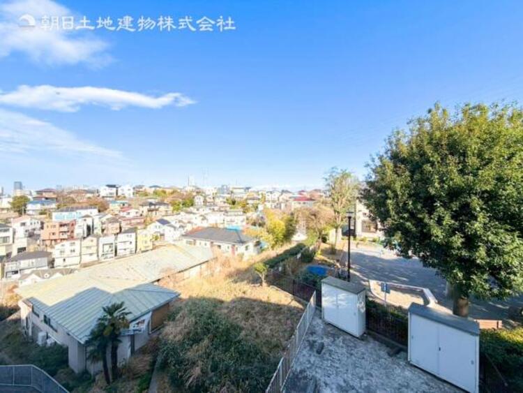 バルコニー 陽当りを加味した場所に配置したバルコニーは多くの衣類と布団を同時に干せるほどの広さを確保しました。しっかりと陽、風を浴びて乾かしてくれます。