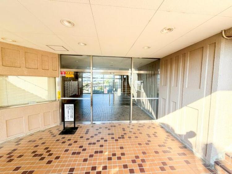 エントランス オートロックと防犯カメラ付きで、ご安心して暮らせる設備が整っております。