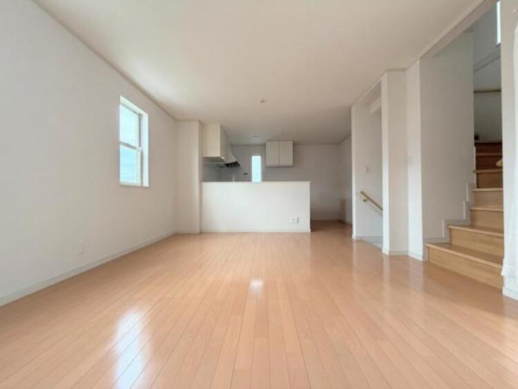 居間 ●〇一日の中で多くの時間を過ごすことになる住まいだからこそ、いつも穏やかな空間であるように心掛けています。構成する建材などへの配慮が、住まう方の健康を守ります。小さなお子様がいるご家庭でも安心です〇● 