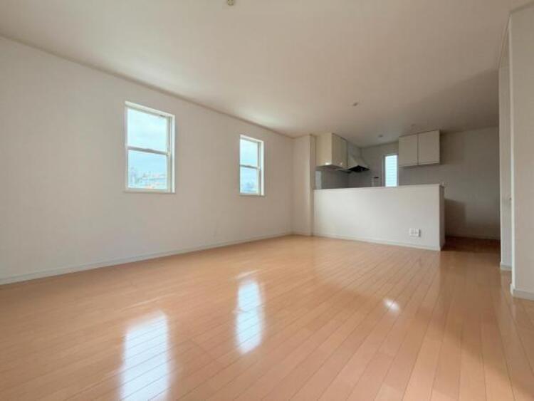 居間 ●〇家族と過ごすひと時を溢れる光が優しく包み込むリビングダイニング。家族とともに、心穏やかに過ごすひととき。家族との時間、自分の時間を大切にできる空間がここにあります。LDKで過ごす時間は大事ですね● 