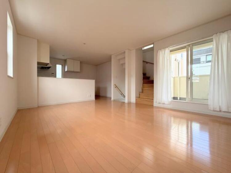 居間 ●〇オープンでのびやかな空間を生み出す、こだわりの広がりとゆとり。家族と過ごす時間を大切にしたい方にぴったりの明るくゆとりある住空間です。南側の窓からの日差しがリビングの中までしっかりと届きます　〇● 