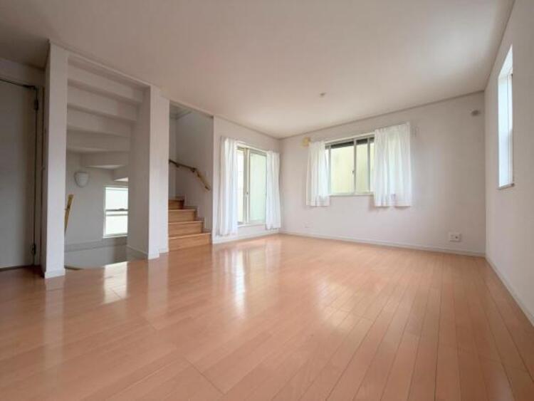 居間 ●〇家族の思いを抱きながら、平和であることに感謝したくなる悠久の時。あたかかく感じるのは、陽当りだけではなかった！広く和やかに暮らせる空間と家族の存在が胸にジーンと響きわたる。理想の住まいがここに〇● 