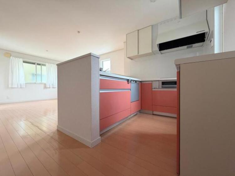 キッチン ●〇新しいキッチンは気分も上がり、家事も楽しくできそう。お手伝いをしてくれるお子様と並んで立てるキッチンは、ご家族のコミュニケーションを育む場として活躍します。収納力が高い事も大事なポイントです〇● 