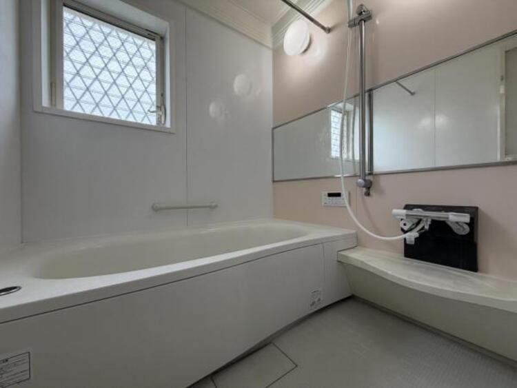 風呂 ●〇ユニットバスはゆったりとくつろげる1坪タイプ。足までしっかりと伸ばせる浴槽は心身ともにしっかりと疲れを癒してくれます。お子様と一緒の入浴でも充分な広さです。バスルームは疲れを癒すくつろぎの場所〇● 
