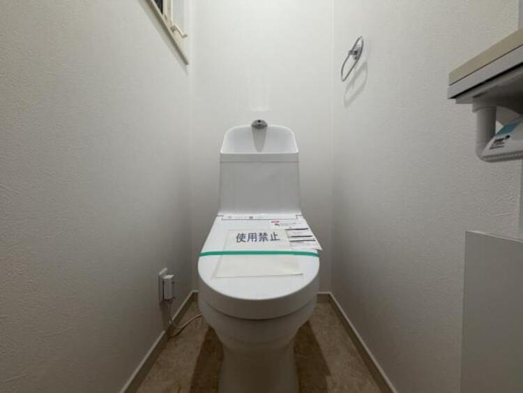 トイレ ●〇ゆとりをもった広さ、白ベースに清潔感ある空間です。もちろんウォシュレットも完備しております。小物を収納するスペースがあるのも良いですね。毎日頻繁に利用する大切な空間だからこそ、こだわりたいです〇● 