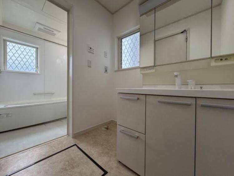 洗面 ●〇平日の朝であっても、落ち着きとくつろぎを感じられる。歯磨き粉が行方不明になるようなごちゃごちゃ感も解消。収納力の高い洗面所です。　コーディネートされた空間で気持ちよく身だしなみを整えられます　〇● 