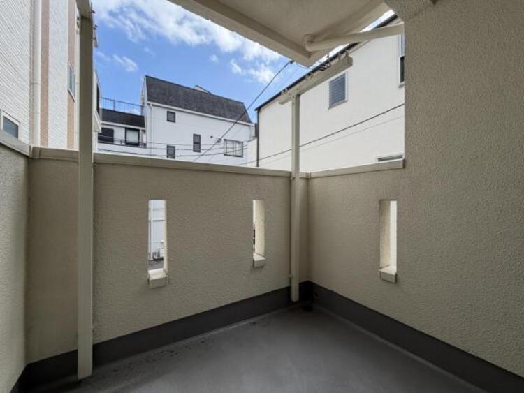 バルコニー ●〇日当たり良好！晴れた日はお洗濯物も気持ちよく乾きます。バルコニーからたっぷりの光をうけたお布団やシーツから太陽のにおいが感じられます。一度に洗濯を干せる量を気にする家庭も満足できるスペースです〇● 