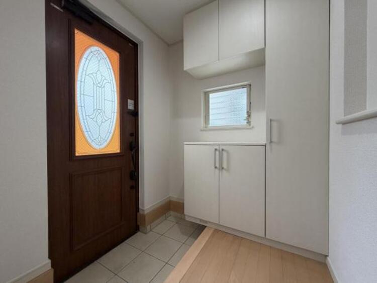 その他 ●〇お客様を迎える玄関は落ち着いた雰囲気。帰る度に洗練されたテイストの空間に迎えられ誇りと喜びを感じる玄関まわりです。そんな安らぎに満ちた生活空間を予感させる生活イメージが湧き出てきそうな物件です〇● 