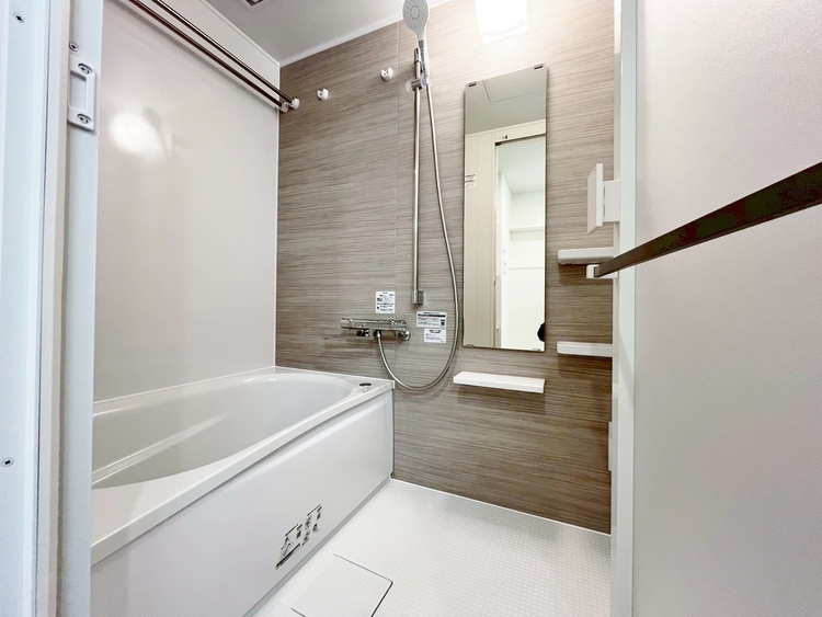 風呂 一日の疲れを癒すバスルームは、心地よいリラックスを叶える清潔感溢れる空間です。