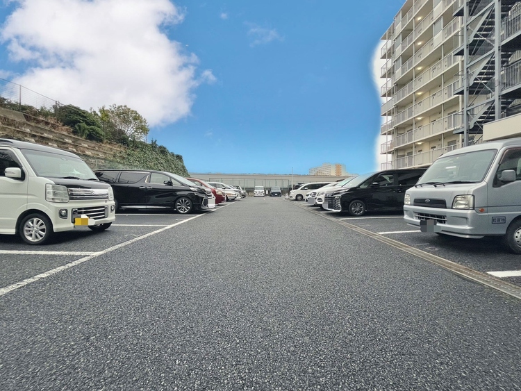 駐車場 本物件の駐車スペースです。車種制限のある場合もございますので、お気軽にお問い合わせくださいませ。