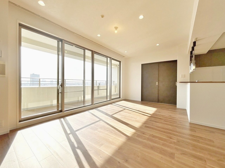 居間 快適に過ごす毎日を求めて、暮らしの中でご自身の「マイホーム」に創り上げてください。