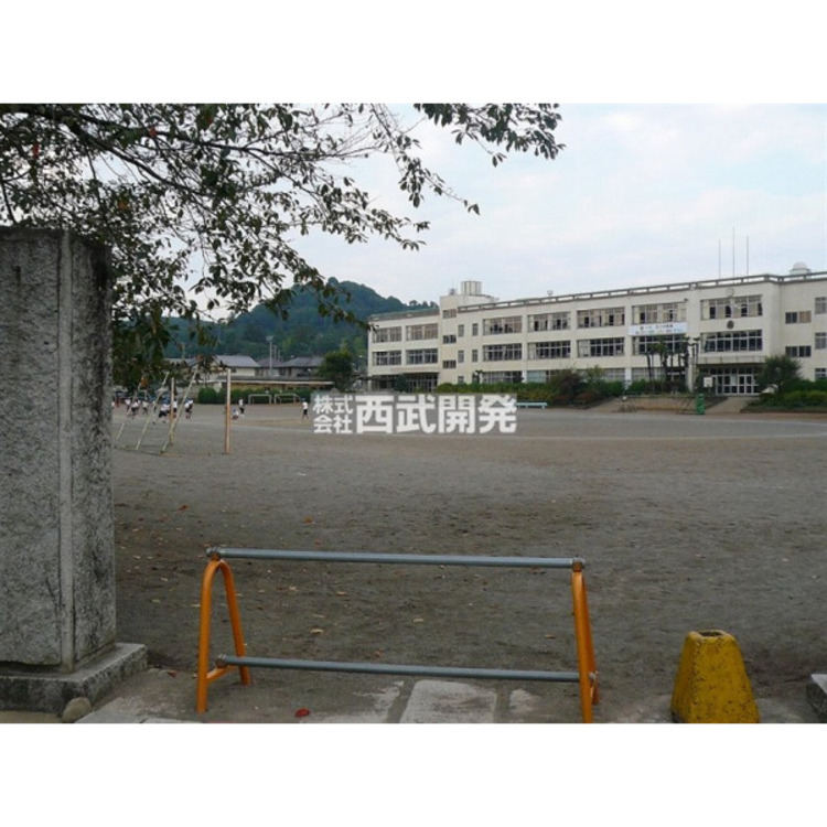 周辺 飯能第一小学校(約100m)