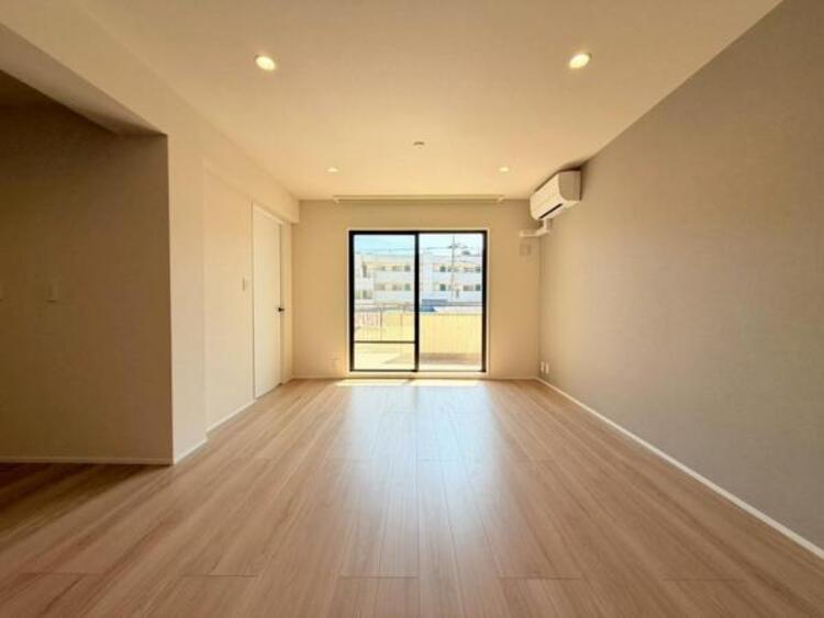 居間 家族の会話や笑顔が行き交うリビングで、子供を走り回らせたい。ダイニングテーブルでゆったり食事を堪能。光と風が溢れる開放的なリビングダイニングには、くつろぎの空間を生み自然と家族みんなが集まってきます