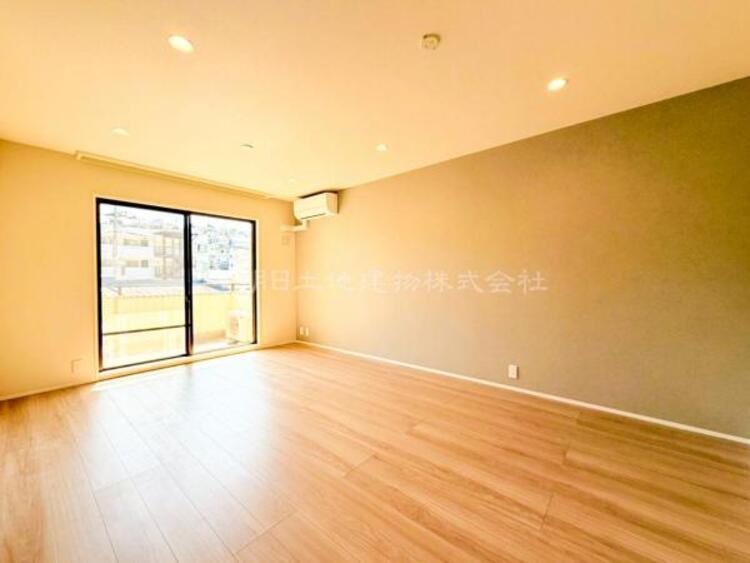 居間 〇色のアクセントクロスとフローリングのコントラストが高級感と奥行き感を演出しております。実際にご見学いただくとより良さを実感いただけます。