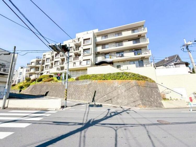 外観 タイル貼りの外観は、築年数を感じさせないで重厚感と清潔感が御座います。