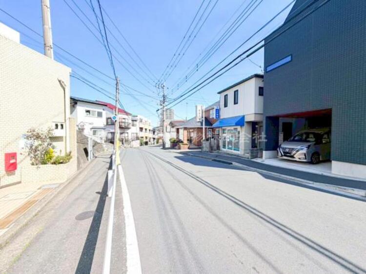外観 【前面道路】道路幅が広く、ガードレール、街灯が整備されており安心してご通行いただけます。