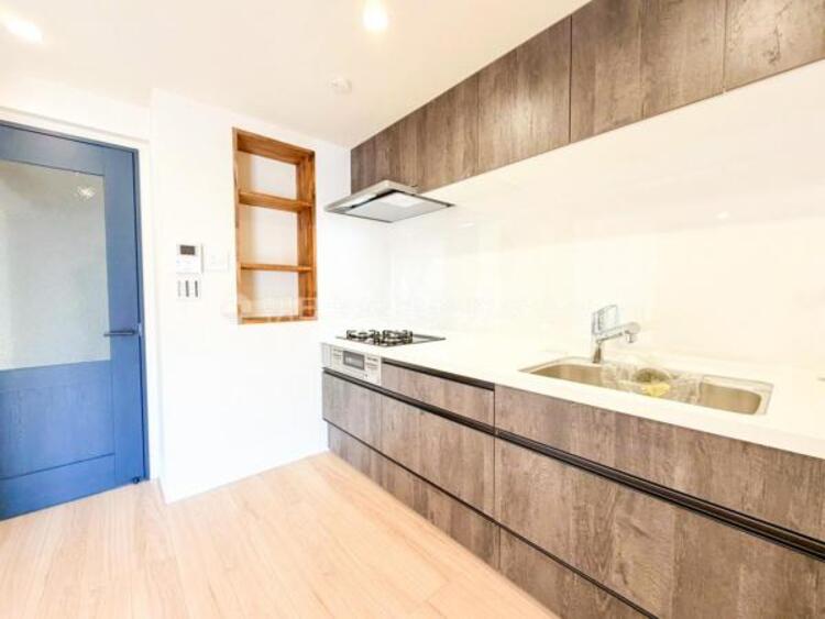 キッチン 【キッチン】広く取られたキッチンスペースはとても便利です。お料理をする人も開放感が心地いいです。壁の掘り込み棚がアクセントになっております。