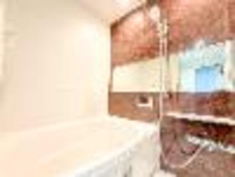 風呂 【浴室】ゆったりと寛げる広々バスで足を伸ばしてリラックス。　最新のユニットバスは設備も充実です。