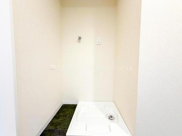 洗面 【洗面・脱衣所】ストレスフリーな広いランドリースペース。大きな洗濯機乾燥機もしっかりとおけます。