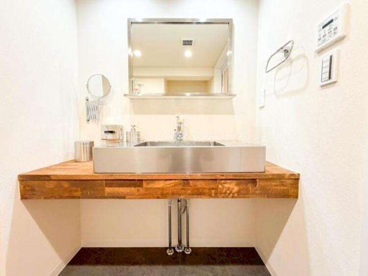 洗面 【洗面・脱衣所】普段は人目につかないスペースにもこだわりを。つくり手の気持ちを『心』がつたわります。