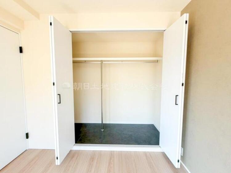 収納 【収納】適材適所に設けた収納は、奥行きもあり多くの物の収納が可能です。扉を閉めるとパッと隠すことができるので、いつでも室内が整理整頓でき気持ちのいい空間として使えます!