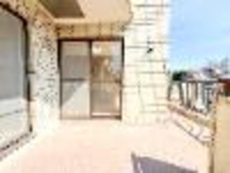 バルコニー 【バルコニー】太陽の光と爽やかな風でお洗濯物は気持ちいいです。