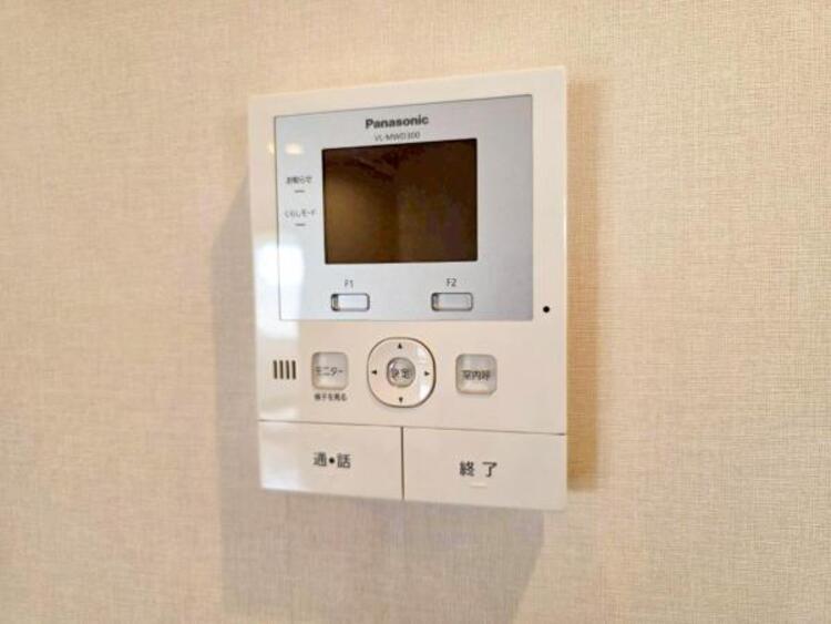 設備 【モニター付きインターホン】訪問者の確認が出来るので、セキュリティ対策にも最適のモニター付きインターホン。