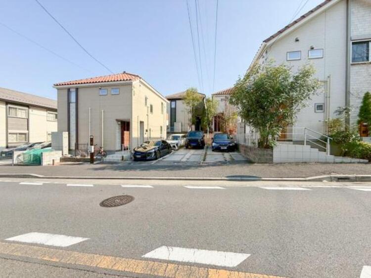 外観 開放感があり日当りも良好です！目の前に広がる開放感とゆとり。暮らしの夢を育む住まいがここにあります！穏やかな風と陽光を導き、プライバシーに配慮された設計プランで居住性を一段と心地よいものにしています！ 
