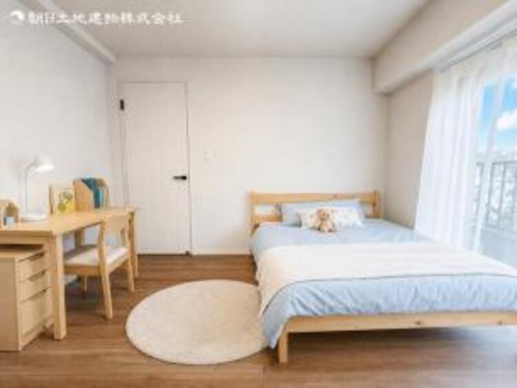 内装 採光を確保した明るい室内は風通しも良く穏やかな時が流れます！様々な生活スタイルにも対応可能な間取り。採光もアクセントの一つとして。この明るい好みの空間で読書をしたり、音楽を聞いたりと一人の時間も充実！ 