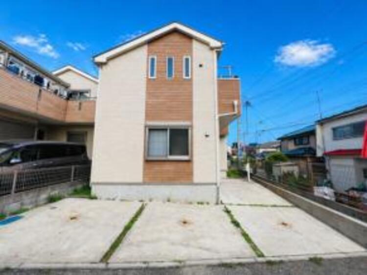 外観 開放感があり日当りも良好です！目の前に広がる開放感とゆとり。暮らしの夢を育む住まいがここにあります！穏やかな風と陽光を導き、プライバシーに配慮された設計プランで居住性を一段と心地よいものにしています！