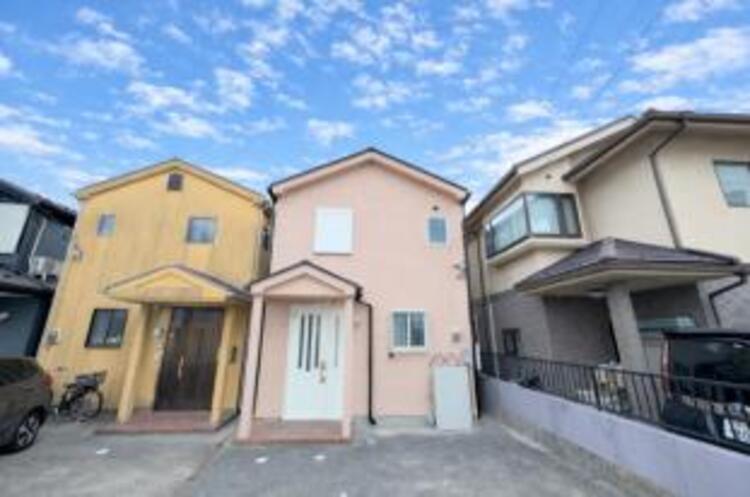外観 ●〇閑静な住宅地に馴染む落ち着いた色合いの外観。長く愛着を持って住んで頂きたいからこそ飽きのこないシンプルな色目を採用しました。外壁には耐久性・防汚性に優れ、お掃除もしやすいたサイディング材を使用〇●