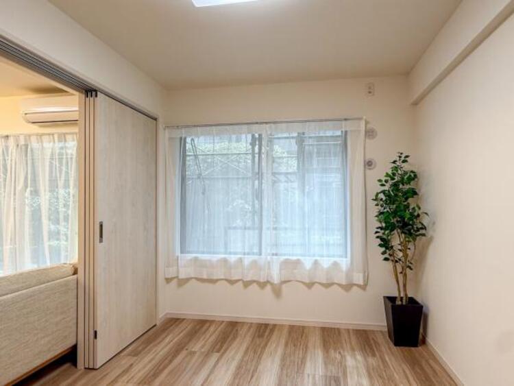 内装 リビングとつながるお部屋は、お友達が遊びに来た時にも使えますし、ちょっと疲れた時にお昼寝できるのも嬉しいですね。