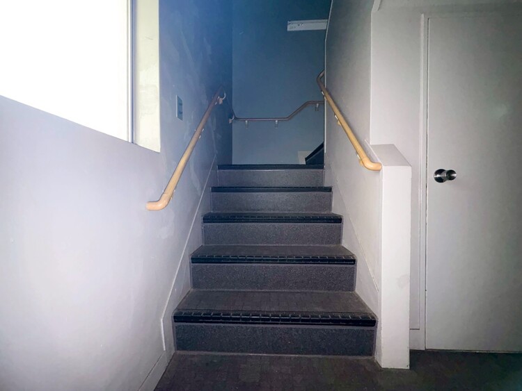 その他 共用部の階段です。明るく清潔に管理されています。