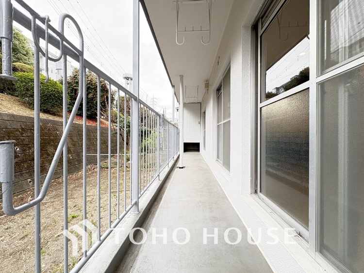 バルコニー 日当たりの良いバルコニーで晴れの日の洗濯物も楽しみになりますね