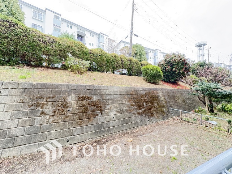 その他 陽当たりの良いお庭はガーデニングなど、ご家族の楽しめる場所の一つに