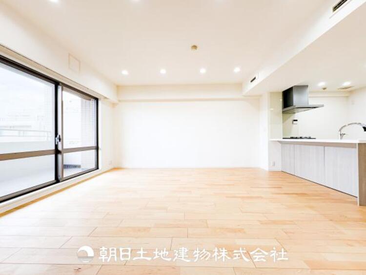 居間 【リビング】大切なご家族、招いた友人と過ごすひと時を溢れる光が優しく包み込む空間。