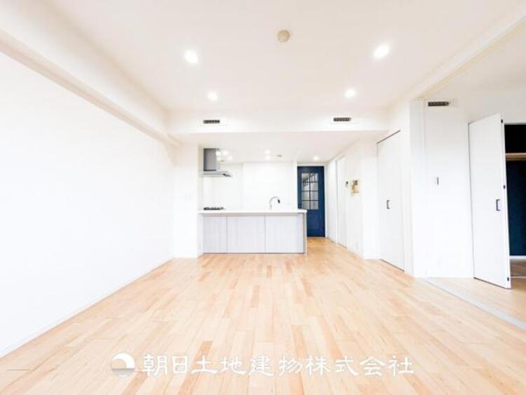 居間 【リビング】リビングには潤沢な太陽が降り注ぎ、爽やかな住空間を演出しました。