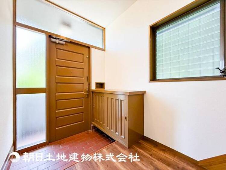 その他 【玄関】大切な家族、お客様をお迎えする玄関は住宅の入口。落ち着いた雰囲気。