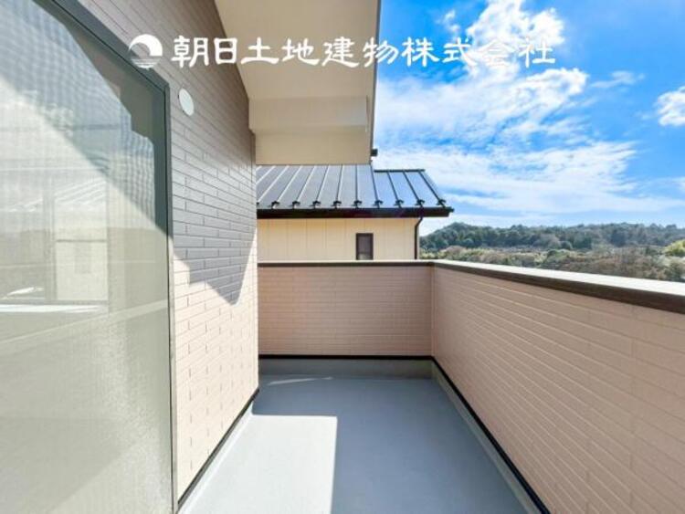 バルコニー 【バルコニー】広々としたバルコニースペース。日々のお洗濯もはかどります。陽当たりの良いバルコニー。お洗濯も良く乾きます。