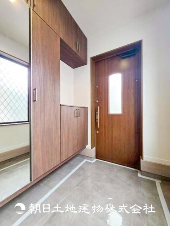 その他 【玄関】家族の帰り、遊びに来る友人、知人を優しく迎え、温もりに満ちた生活空間を予感させる。帰りたい家がここにあります。