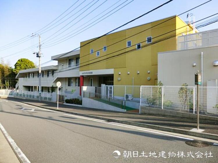 周辺 【あさひが丘幼稚園】980ｍ　新治市民の森や里山がすぐ近くにある自然に恵まれた環境の中で、のびのびと自由に過ごせます。先生や園全体のやさしい雰囲気も魅力です。