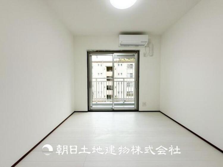 内装 【居室】爽やかな空間演出とセンス良く纏められた室内は良質な寛ぎ空間。そこで暮らす大切な人達のことを考え造りこんだ空間は日々の生活に安らぎを与えてくれます。