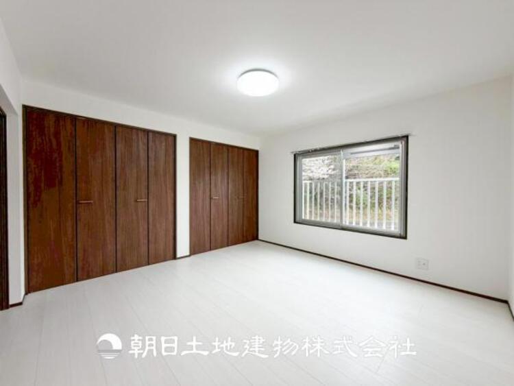 内装 【居室】大切な家族一人ひとりの大切な個別空間。趣味・感性で個性的に飾って頂けるようシンプルに仕上げてあります。自分時間を充実させながら心豊かなひとときを過ごすための大切な空間。