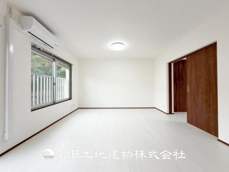 居間 【リビング】大切なご家族、招いた友人と過ごすひと時を溢れる光が優しく包み込む空間。大切な人とともに、心穏やかに過ごすひととき。家族との時間、自分の時間を大切にできる空間を作りました。