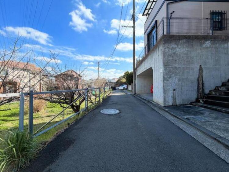 外観 ●〇閑静な住宅地に馴染む落ち着いた色合いの外観。長く愛着を持って住んで頂きたいからこそ飽きのこないシンプルな色目を採用しました。外壁には耐久性・防汚性に優れ、お掃除もしやすいたサイディング材を使用〇●