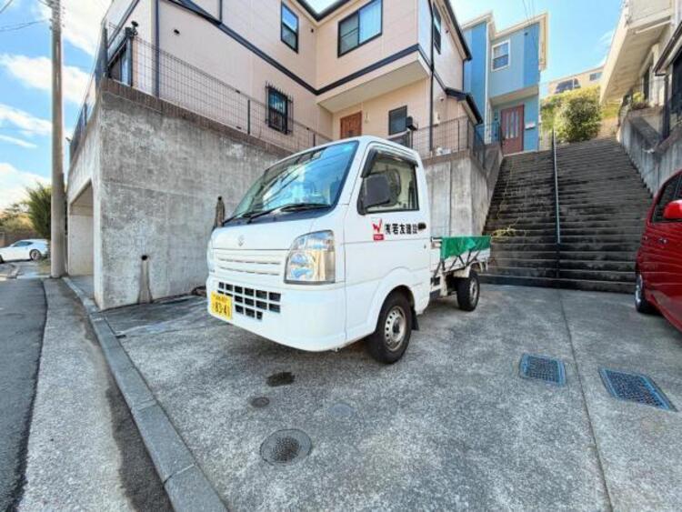 駐車場 〇●【外観】道路面との高低差もなく落ち着いて車庫入れ可能です！！前面道路の幅員もしっかりあります。〇●